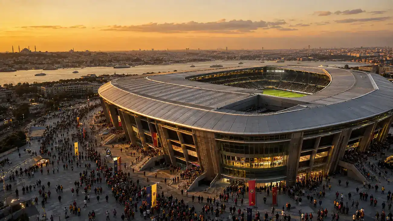 Trendyol Süper Lig — vollbesetztes Istanbuler Stadion mit türkischen Fans während eines Spieltags